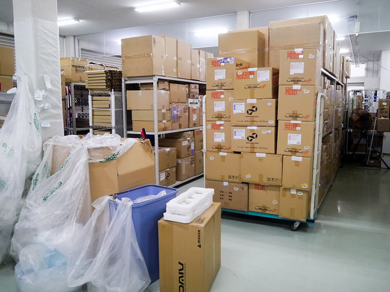 外箱の保管エリア。基本的には送られてきた外箱で返送される