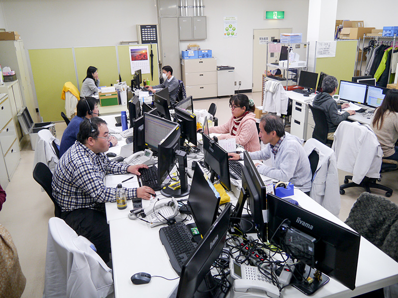 こちらは、ユーザーと連絡を取るコールセンター。専門部署として設置している