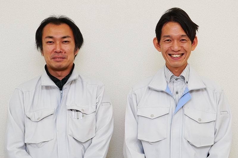 マウスコンピューター 埼玉サービスセンター長の佐藤謙氏(右)と、マウスコンピューター カスタマーサポートセンター修理作業グループの小沼孝幸主任