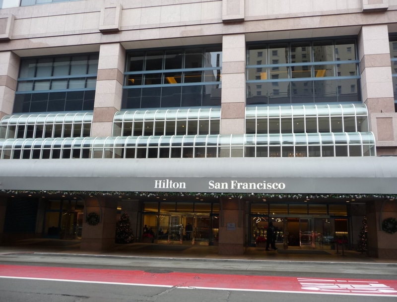 IEDMの会場であるHilton San Francisco Union Squareホテルの玄関。昨年(2016年)12月のIEDM開催時に筆者が撮影したもの