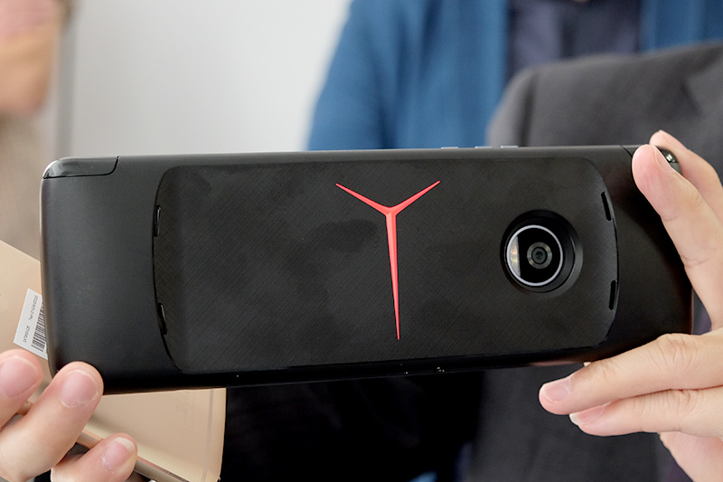 背面。ロゴが光る