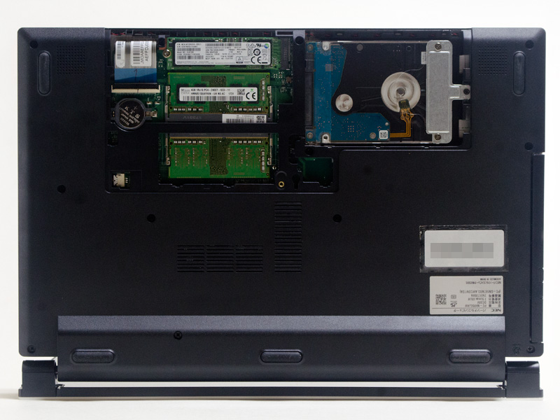 裏面。最近のノートPCとしては珍しくネジ一本でパネルを外せ、PCIe SSD、メモリ、HDD、バックアップ電池などへ簡単にアクセスできる。両サイドのスリットにスピーカー