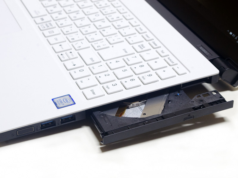 右側面。BDドライブ、USB 3.0×2、電源ボタン