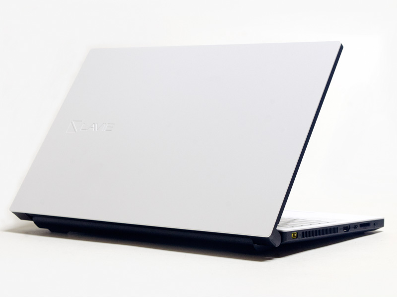 斜め後ろから。トップカバーもキーボードと同じマット調のホワイト。汚れが目立ちそうだが非常に綺麗だ。バッテリは内蔵で着脱できない