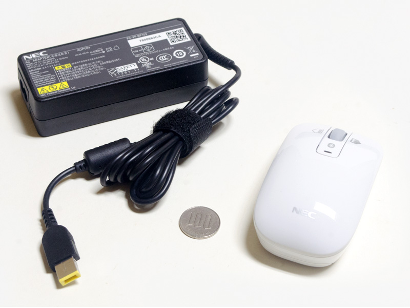 ACアダプタとマウス。ACアダプタのサイズは約105×45×30mm(同)、重量233g、出力20V/3.25A。マウスは単3形電池1本で駆動
