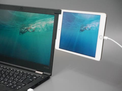 やじうまミニレビュー】ノートPCの側面にタブレットを取り付けられる 