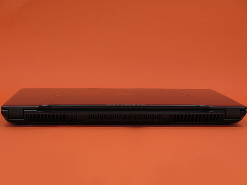 本体背面に排気口が集中し、使用中手が熱く感じるようなことはない