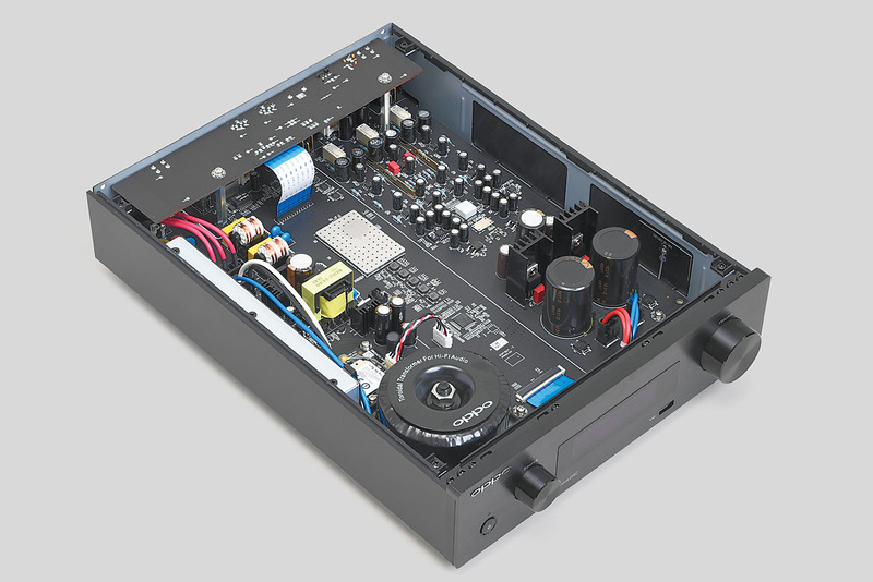 DACだけではなく、アナログ出力部には高品質なコンデンサを使用し、音質を高めている
