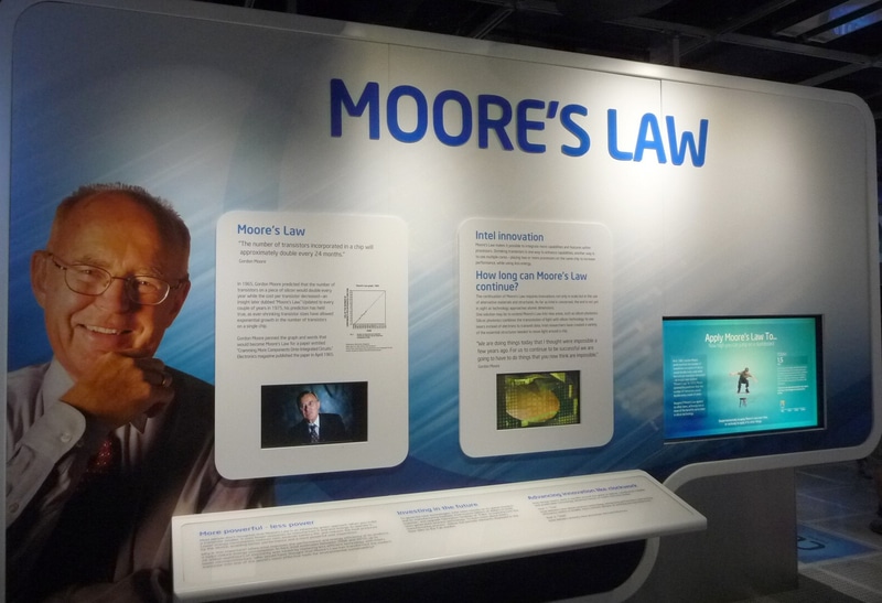 米国カリフォルニア州サンタクララのIntel本社内にある博物館「Intel Museum」の、「ムーアの法則(Moore's Law)」に関する展示コーナー。2017年6月に筆者が撮影