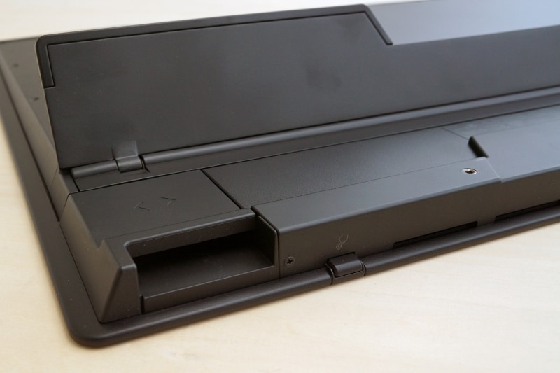 本体背面にUSB Type-C、Mini DisplayPort、HDMIポートが用意されており、ケーブルの付け根部分はカバーで隠すことができる