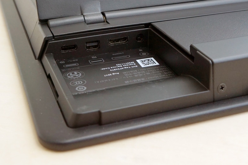 本体背面にUSB Type-C、Mini DisplayPort、HDMIポートが用意されており、ケーブルの付け根部分はカバーで隠すことができる