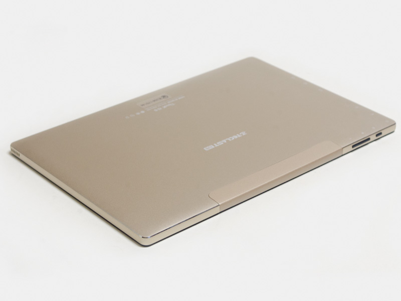 右/上側面。右側面に電源ボタンと音量±ボタン。上側面にスピーカーL