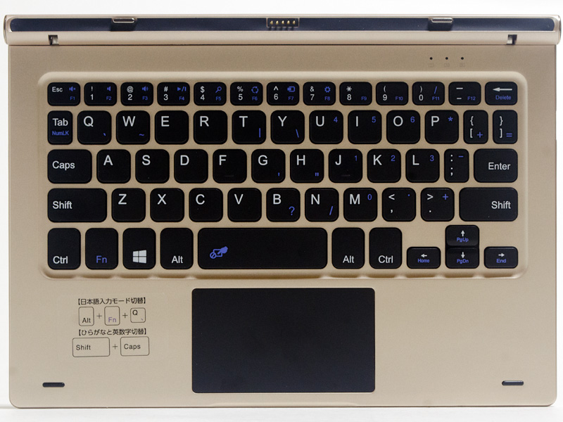 キーボードはアイソレーションタイプのUSキーボード。上にDockコネクタと凸。日本語入力切替は[Alt]+[Fn]+[Q]。ひらがな英数切替は[Shift]+[Caps]と変則的。タッチパッドは1枚プレート型