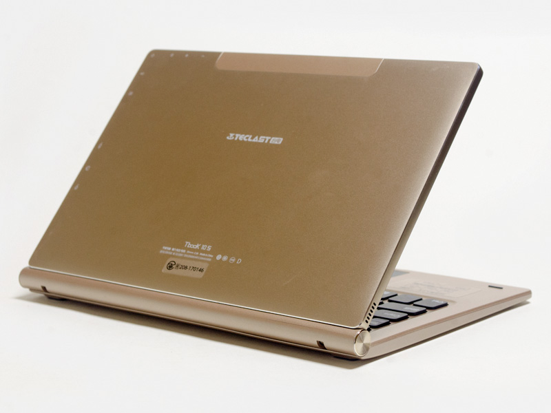 合体時斜め後ろから。バッテリは本体内蔵。キーボード側には無い