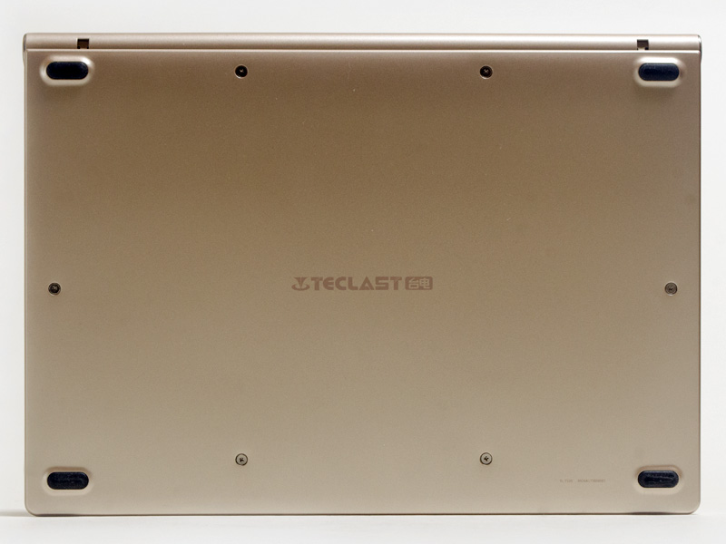 キーボード裏。四隅にゴム足。カラーはトップカバーと同じ