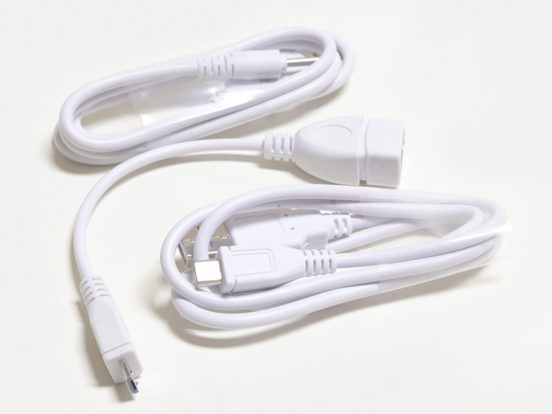 付属のケーブル。USB/電源プラグ、Micro USB/USB(OTG)、USB/Micro USBのケーブル3本が付属。USB式ACアダプタは付属しない