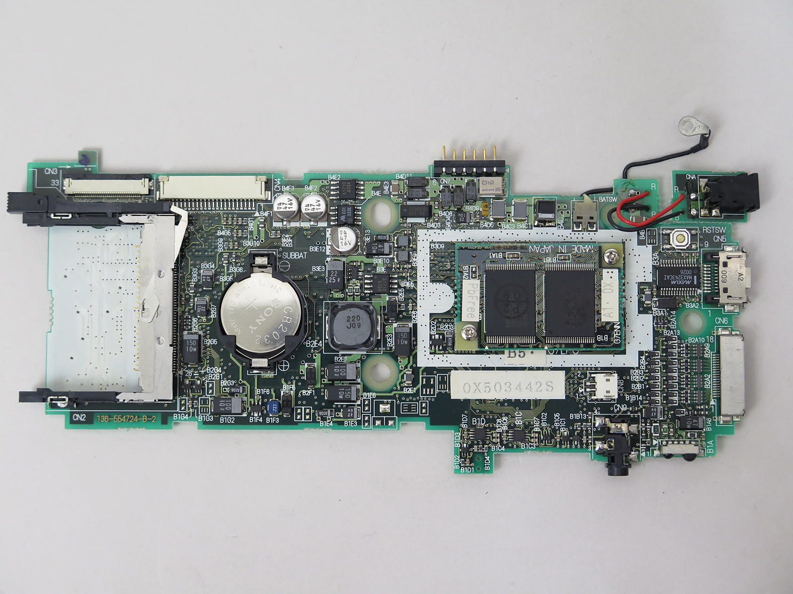 底面にはROMのドータボードや電源関連が並んでいる