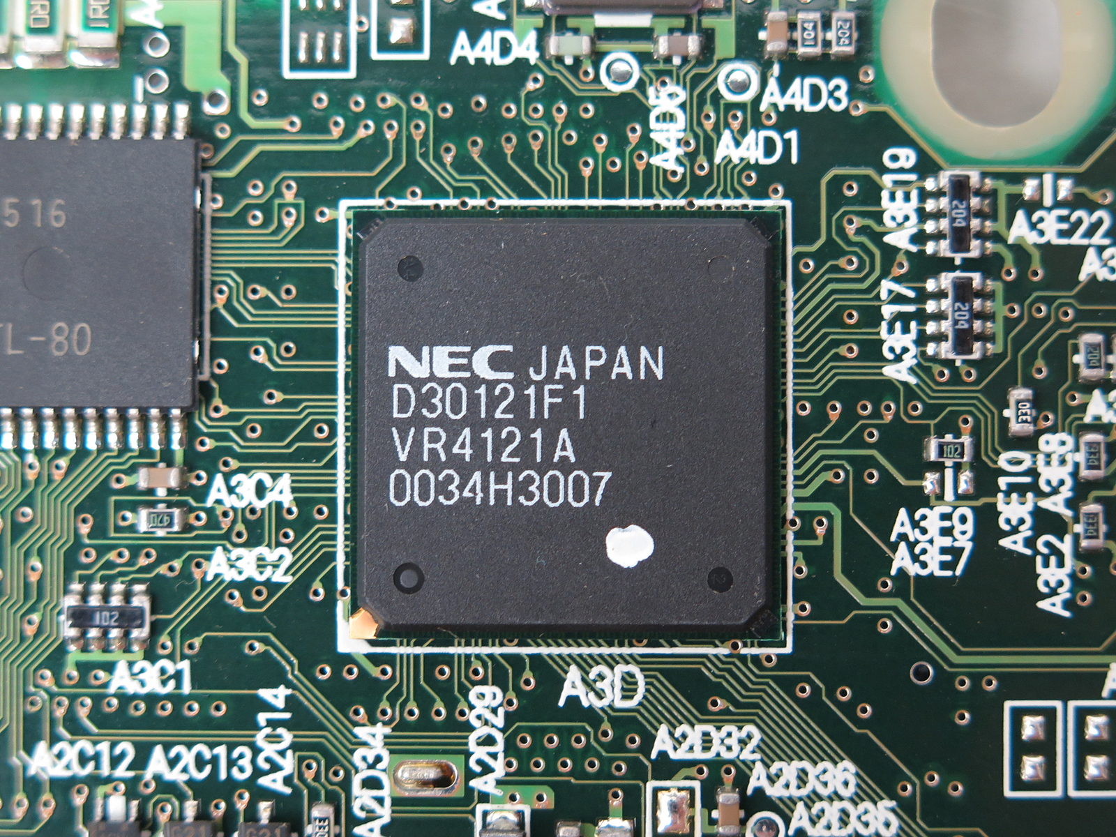 本機の要である「μPD30121F1」(VR4121)。64bitのMIPS CPUである