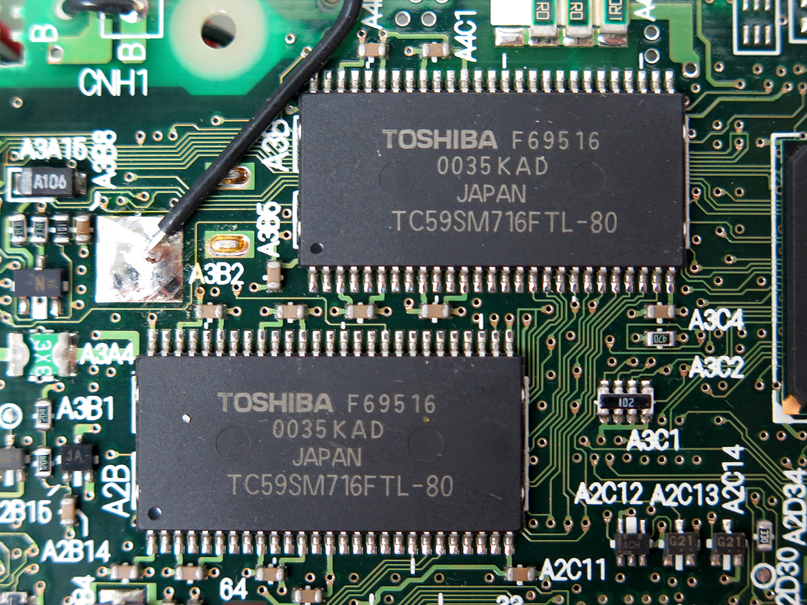 メモリは東芝の「TC59SM716FTL-80」で、2枚により32MBの容量を達成している