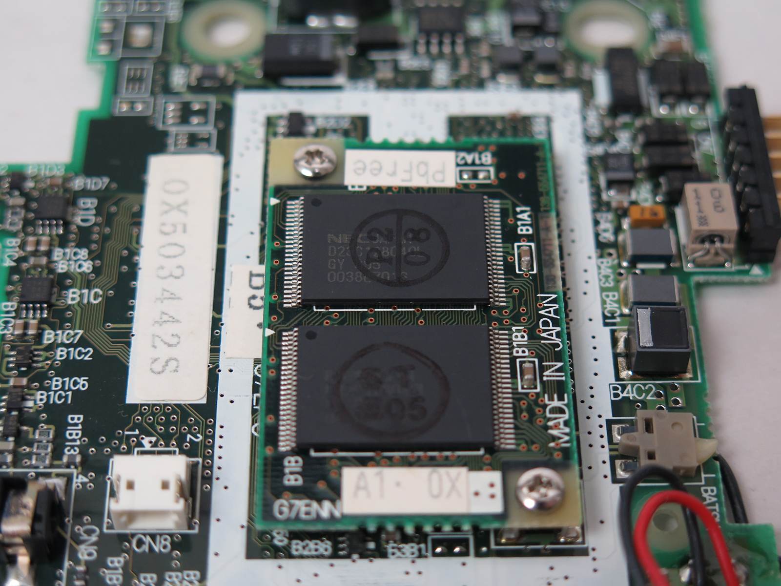 ドータボードの形で載っているNECの「μPD23C128040L」は128MbitのマスクROM。