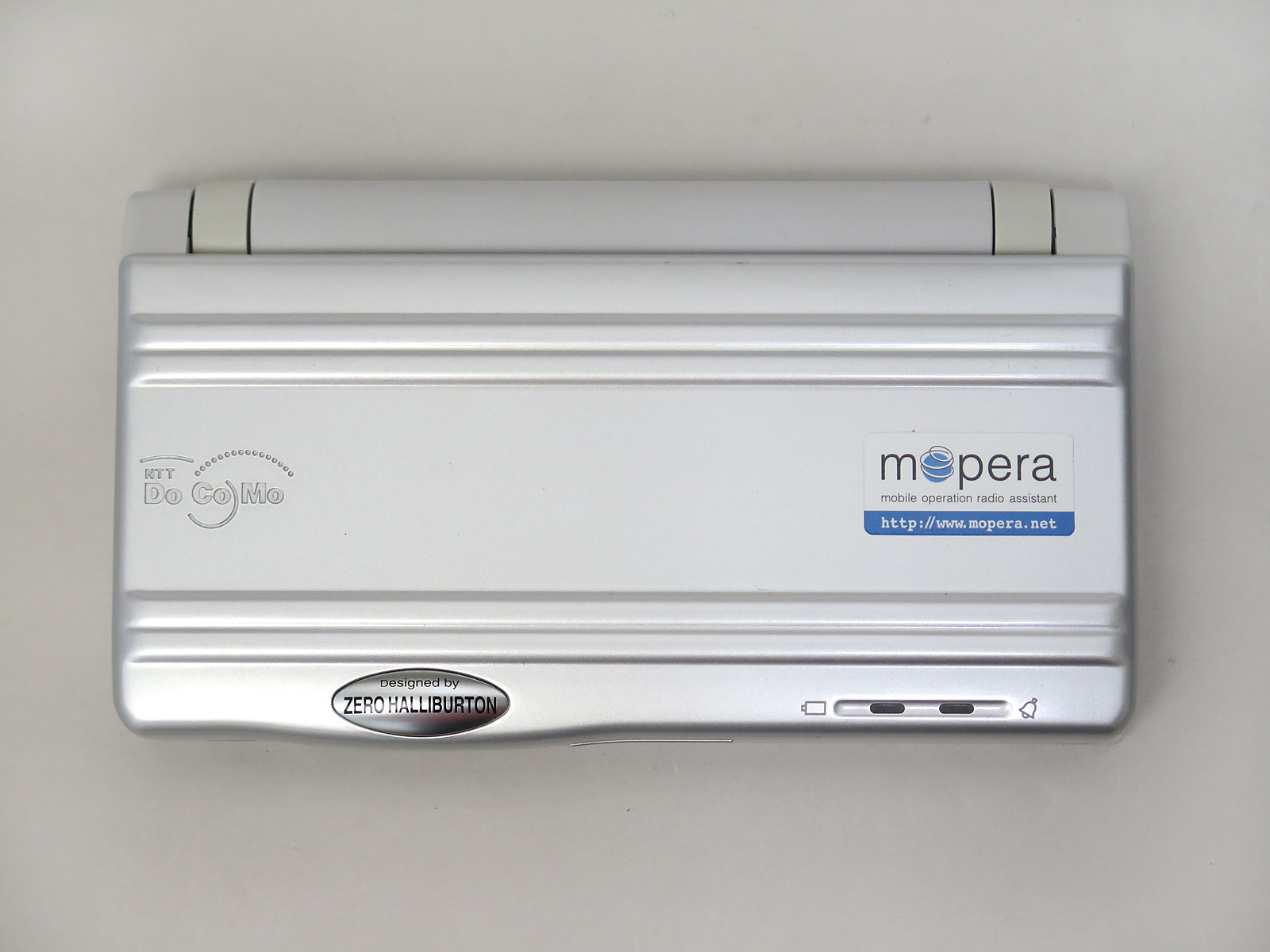 ゼロハリバートンとのコラボによって生まれた天板。筆者は当初あまり好きではなかったが、今改めて見ると飽きがこない印象だ