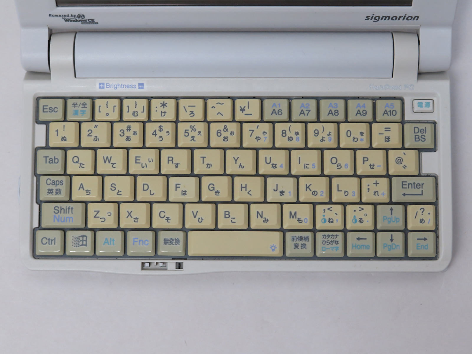 一部だけ変則配列なキーボードだが、GPD Pocketほど変則ではないため、意外にも慣れやすい。「Handheld PCの記述があるのはシグマリオンIIのキーボードや!」と突っ込んだ読者は鋭い