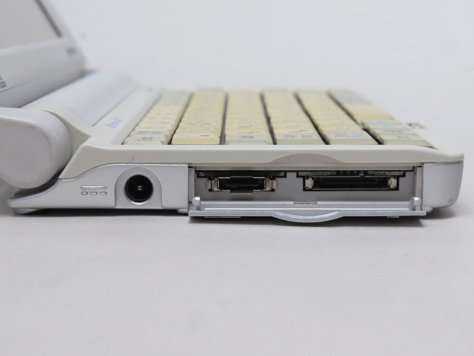 本体左側面。DC入力、シリアルインターフェイス、携帯電話インターフェイスが並ぶ