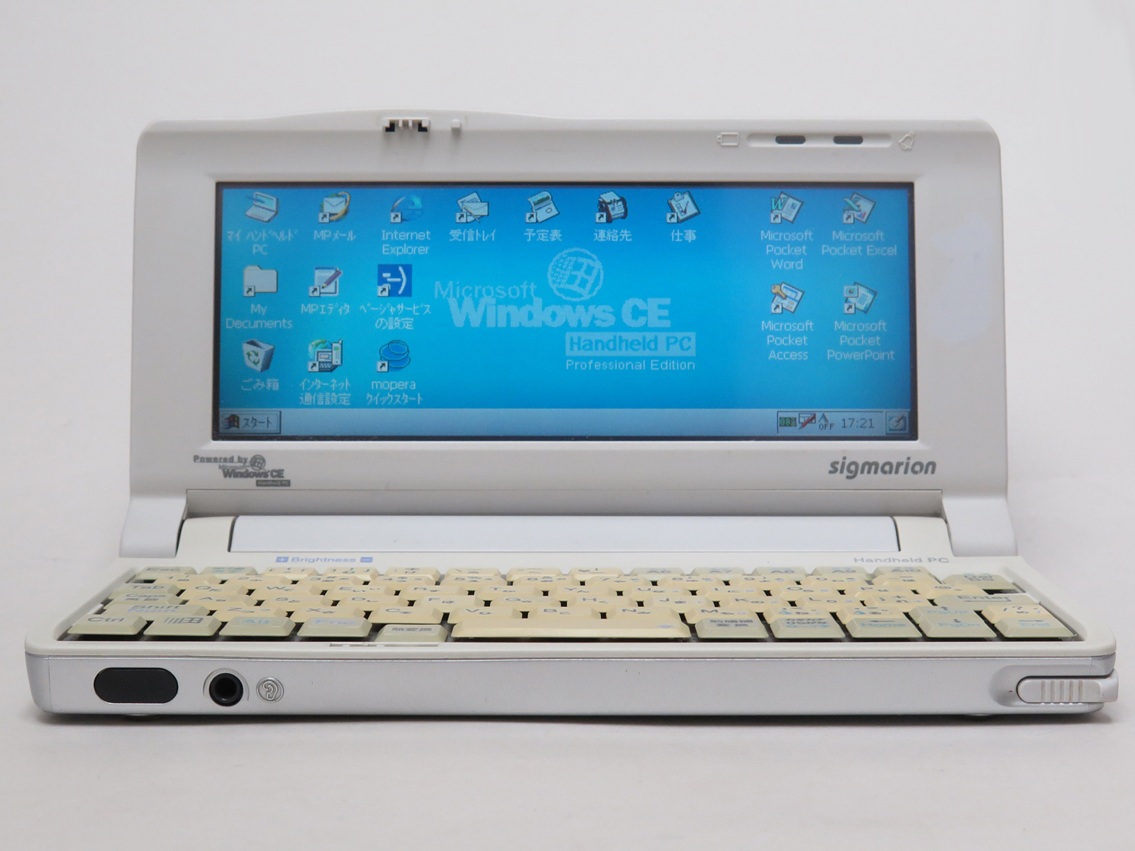 前面には赤外線ポートと3.5mmステレオミニジャックが見える