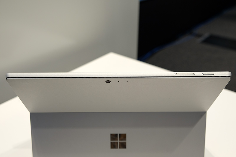 Wi-Fiモデルではアンテナのため本体上部が樹脂製だったが、LTEモデルでは金属に