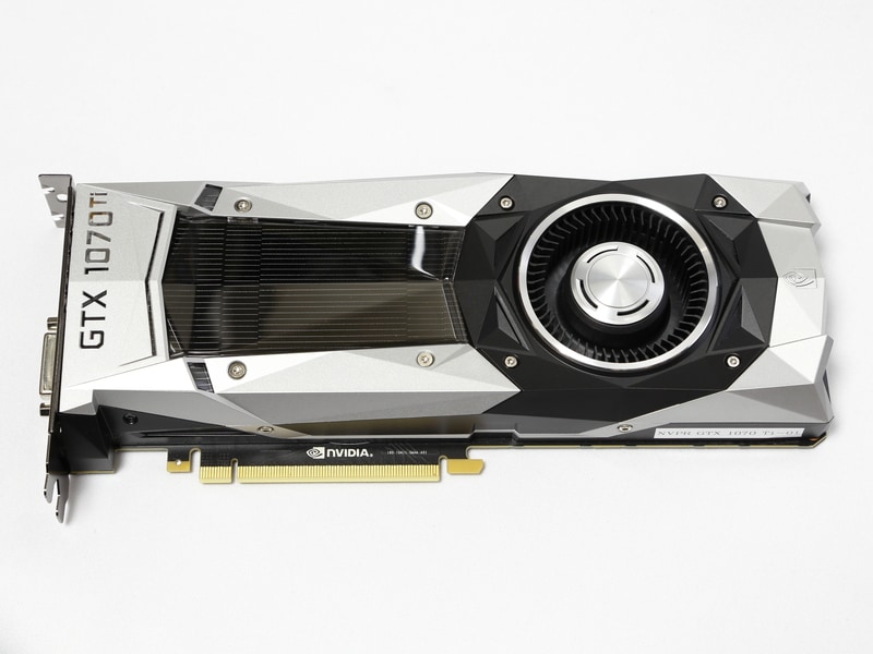 カード表面。Pascal世代のハイエンドGPU搭載「Founders Edition」共通の外観デザインを採用している