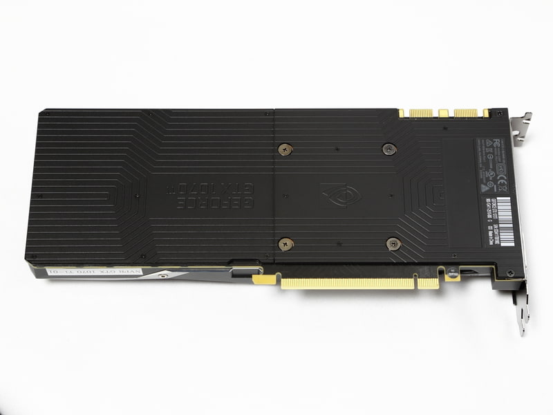 カード裏面。金属製のバックプレートで覆われている