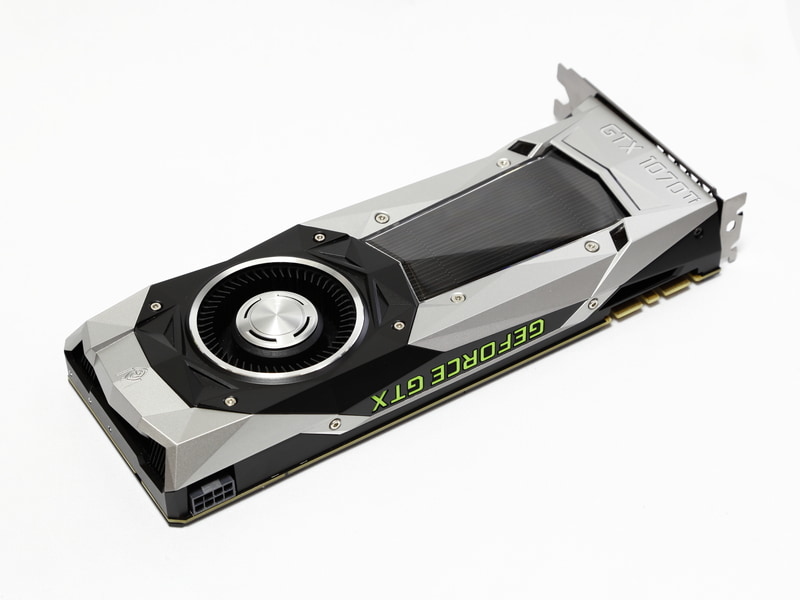 基板上部にはLED内蔵の「GEFORCE GTX」ロゴとSLI端子、PCI-E 8ピン電源コネクタを装備