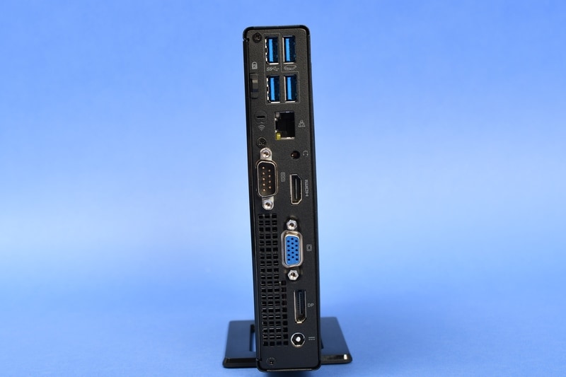 背面。USB 3.0ポート×４、Gigabit Ethernet、HDMI、DisplayPortなどがある。興味深いのはCOMポートとミニD-Sub15ピン。なお一番したはACアダプタの接続ポート。