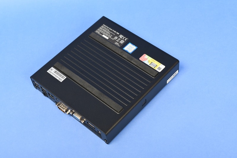 裏面にはゴムのラインがあり、かなり安定した設置が可能だ