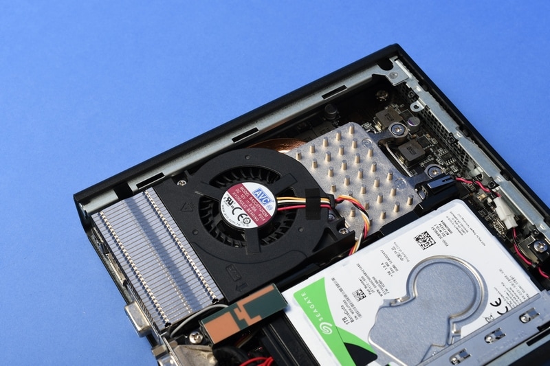 CPUクーラーにはシロッコタイプの電動ファンが取り付けられている。CPU交換はBTOで可能だが、熱量的に考えてもCore i5-7500Tをそのまま使いたい