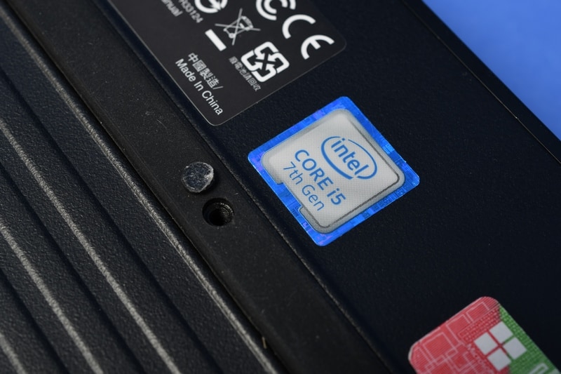 ゴムの蓋を外してマウントベースに引っかけるためのネジを取りつける