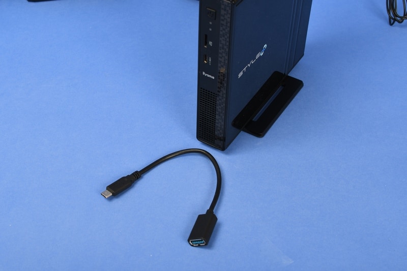 付属の変換ケーブル。短いがそのぶん使い勝手はいい