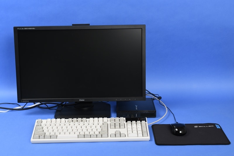 最初はRealforceのニューモデル、テンキー付きを接続したのだが、本体がコンパクトなので別のものを試してみたくなった