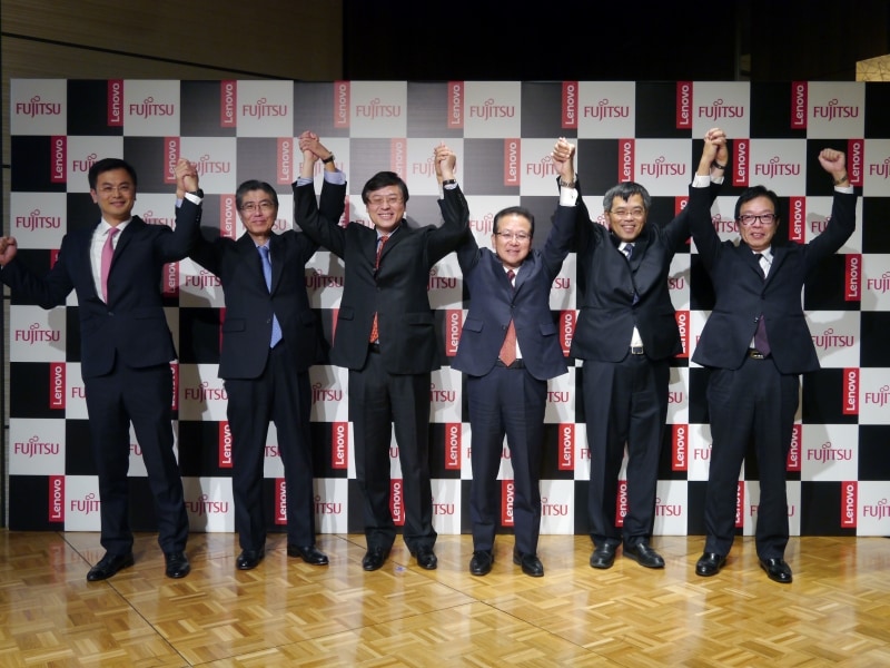 右から、富士通クライアントコンピューティング 代表取締役社長の齋藤邦彰氏、レノボ・グループ・リミテッド エグゼクティブバイスプレジデント兼CFOのワイミン・ウォン氏、富士通 代表取締役社長の田中達也氏、レノボ・グループ・リミテッド 会長兼CEOのヤンチン・ヤン氏、富士通 代表取締役副社長 CFOの塚野英博氏、レノボ・グループ・リミテッド シニアバイスプレジデント兼アジアパシフィック地域プレジデントのケン・ウォン氏