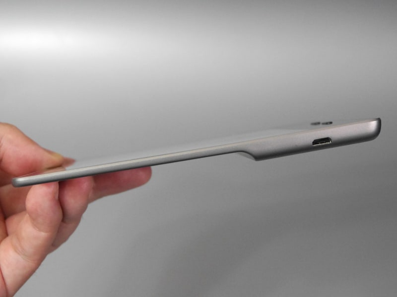 電源ボタンと反対側にはMicro USBポートが配置されている。充電時は隣りにあるLEDが点灯する