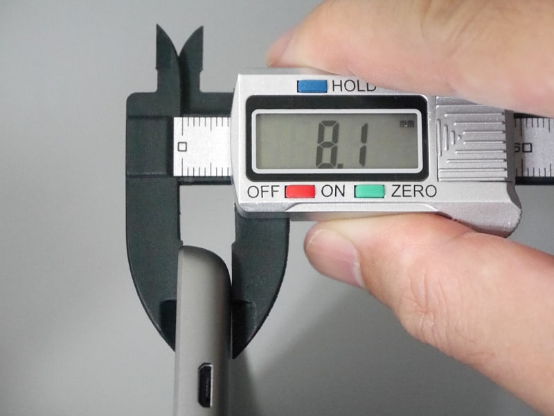 グリップ部の厚みは公称8.3mm、実測で8.1mm