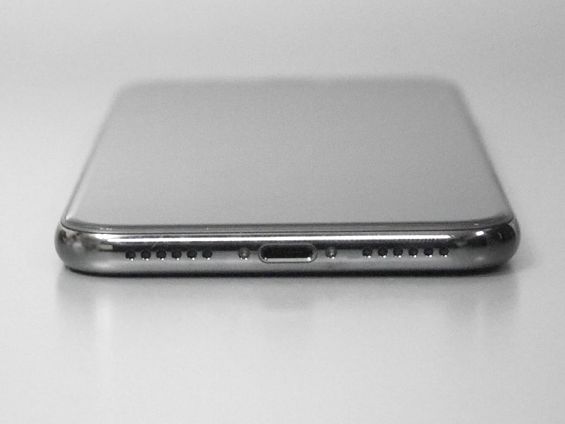 底面にはLightningコネクタとスピーカーを備える