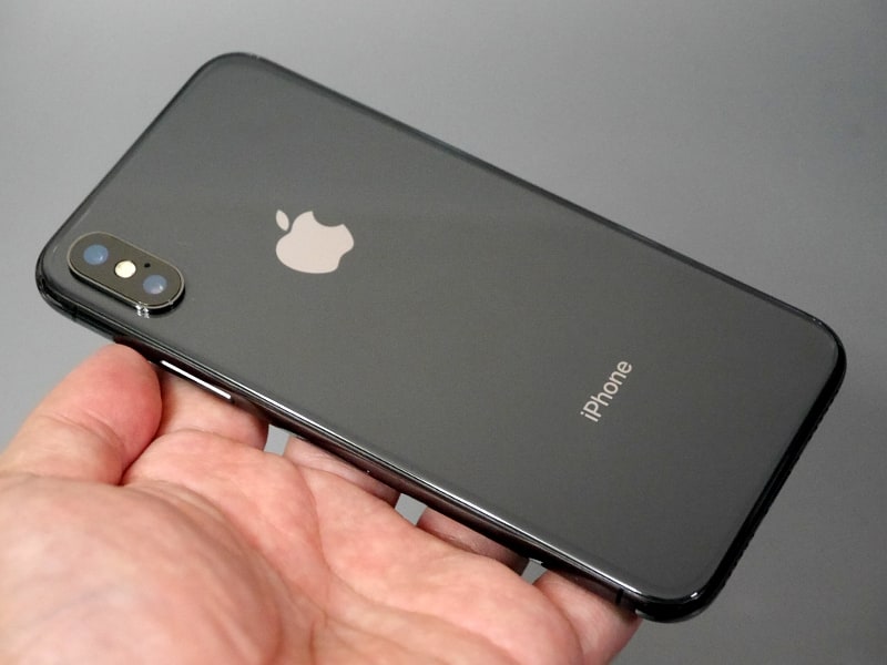 背面。デュアル光学式カメラは本体から1mm程度出っ張っており、デスク上などで安定させるためにはケースないしはカバーが欠かせない