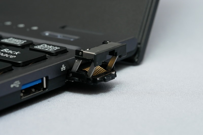 Gigabit Ethernetポートは、従来モデル同様、引き出して上に開く独自構造を採用