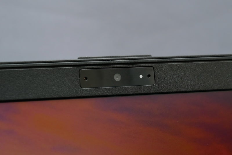 液晶上部には、約92万画素のWebカメラを搭載