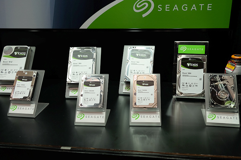 Seagateブースに展示されていた、エンタープライズ向けHDD「EXOS」シリーズ