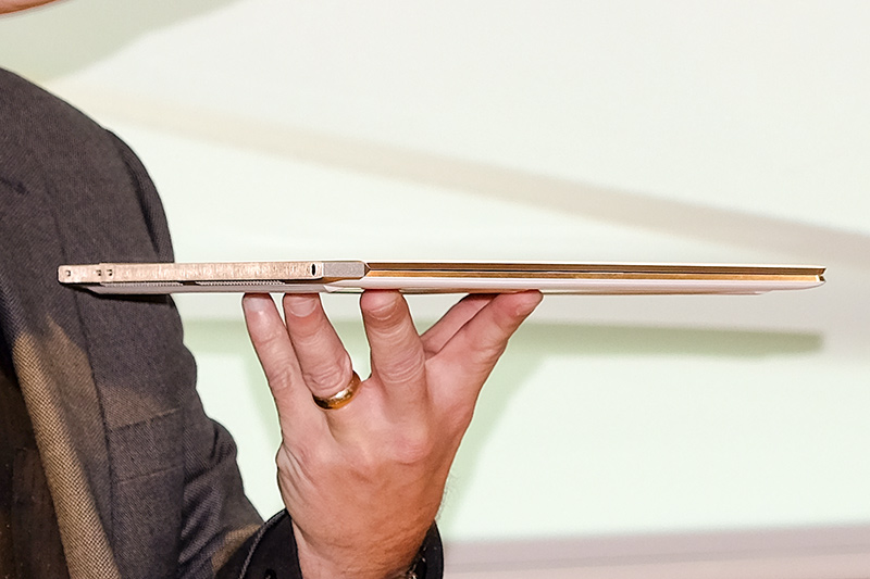 側面は砂時計のように削られており開閉が簡単にできるよう配慮