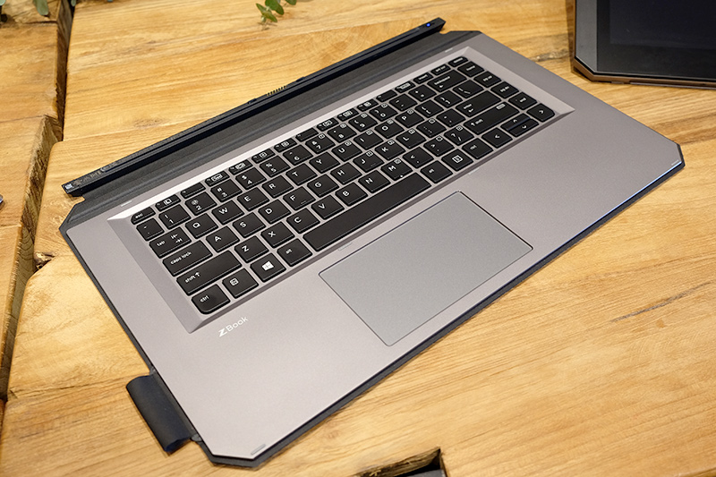 キーボードはBluetoothで接続され、本体から離れていても入力可能