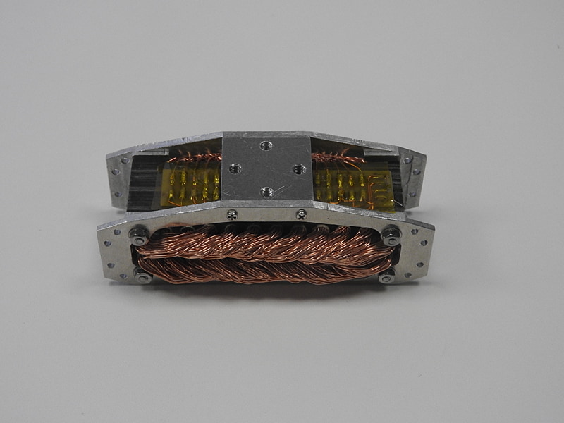 青木教授らが開発中のリニアモーターコイル。テザーを伝導体とすることで、リニアモーターを実現する