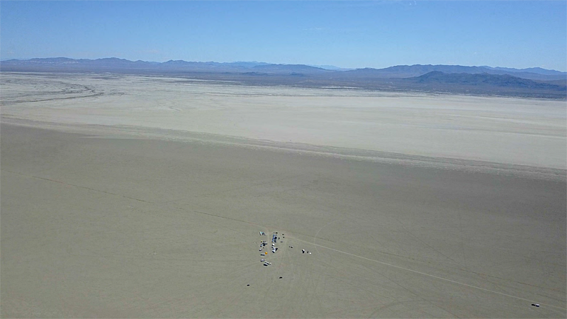 ドローンで上空から撮影したPlayaの様子。中央に写っているのが遠征の車や設備類である